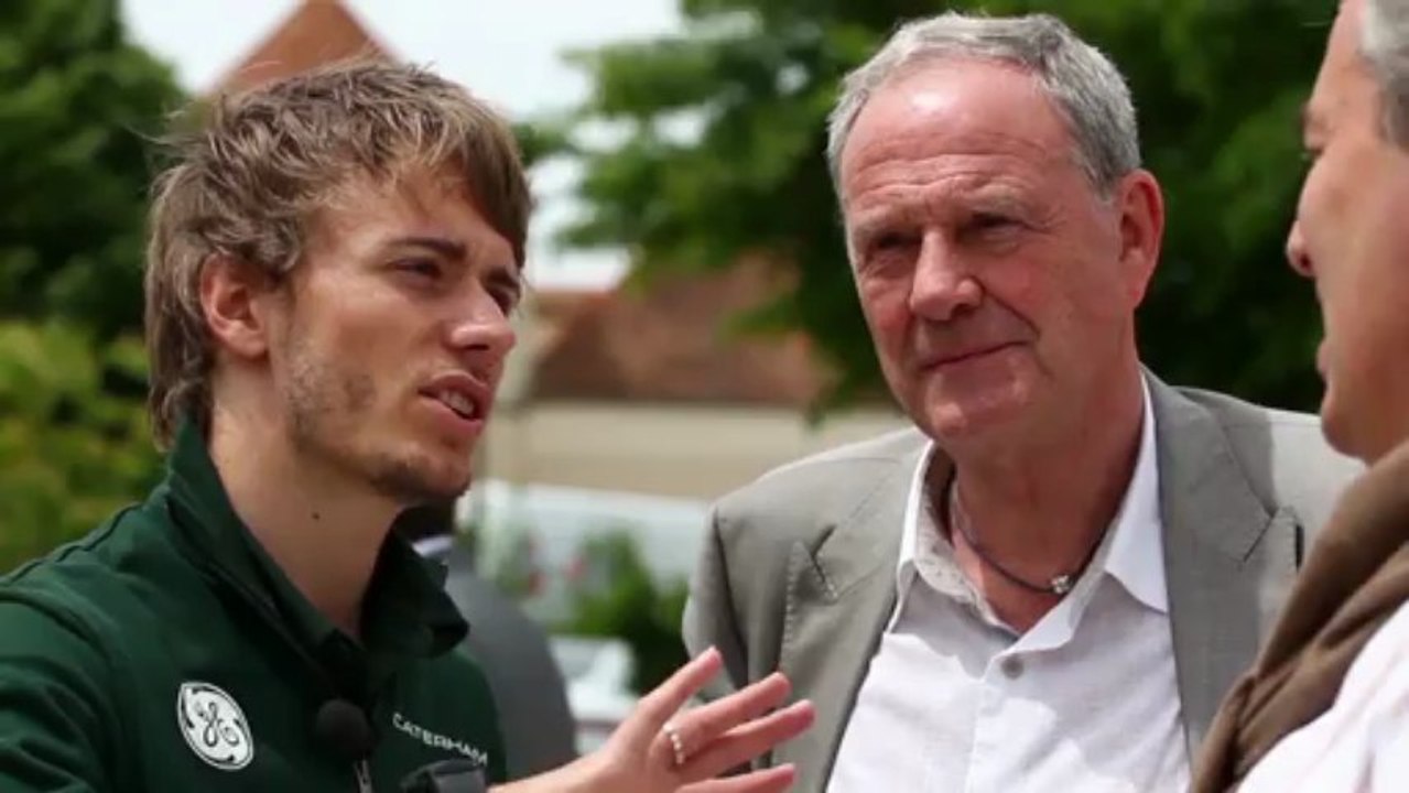 Charles Pic à Montigny-le-Bretonneux pour tester la Twizy F1