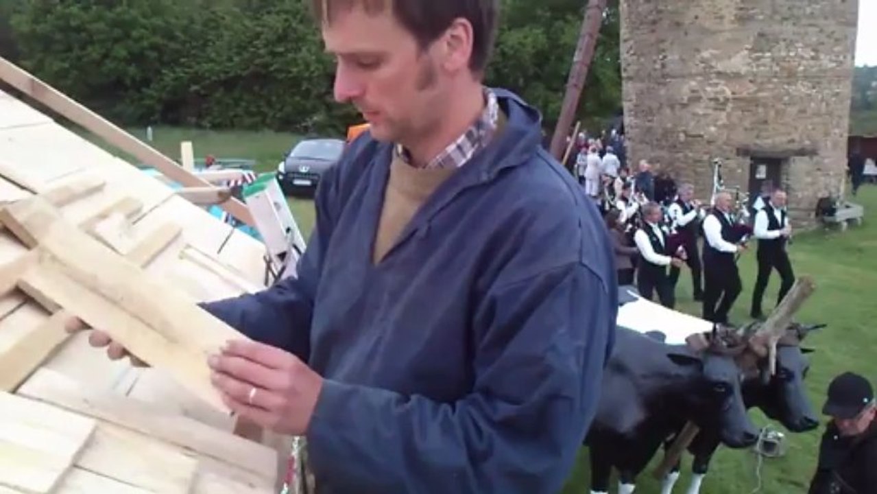 Couverture en Bardeau de châtaigner. HABitation ECOlogique à la Fête de la Bretagne