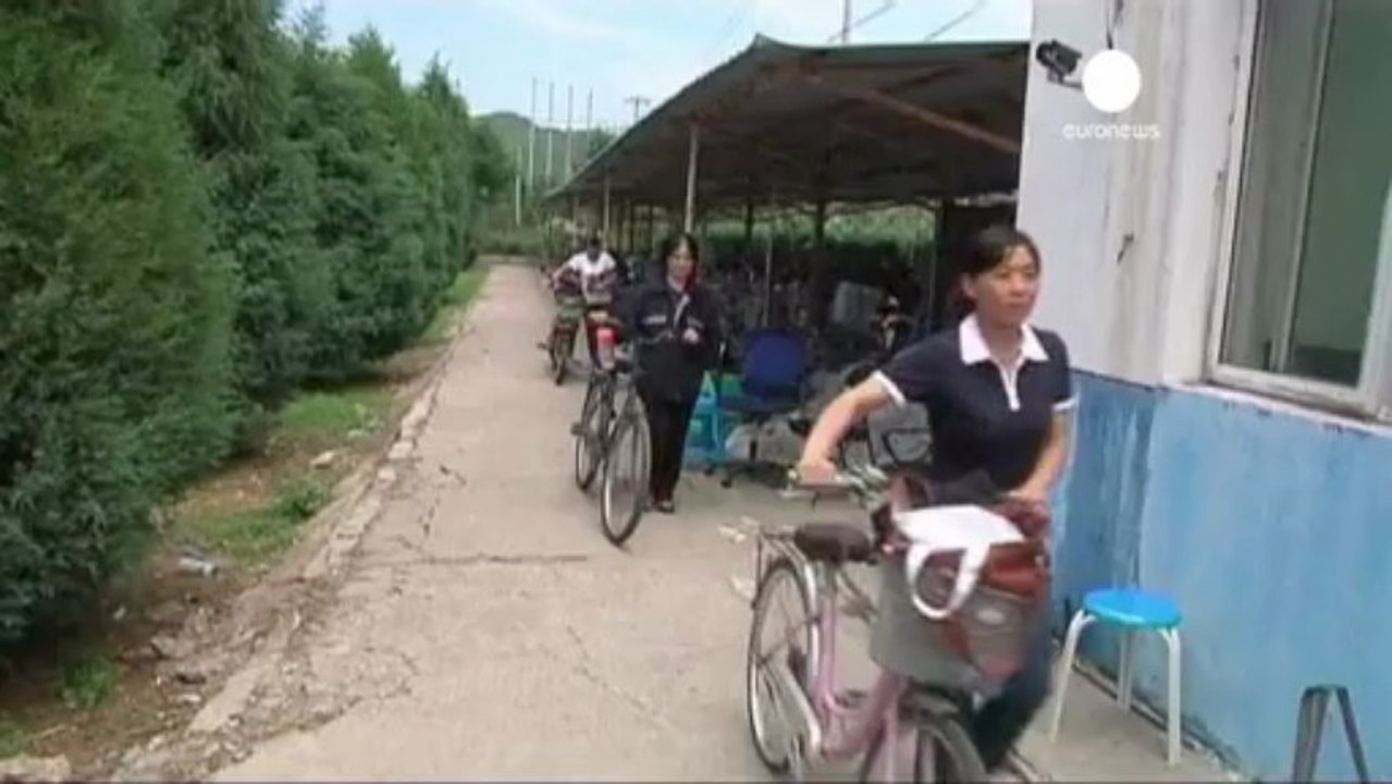 Workers release boss from China factory