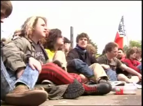 Alman Polisi Gösterciye Tekme Atıyor ! Alman Polis Yere Düşen Göstericinin Yüzüne Vurdu