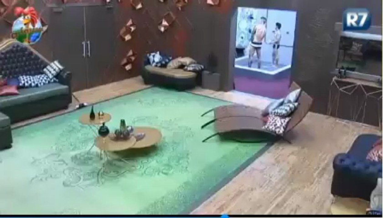 Mateus e Yudi cantam e tomam banho juntos - A Fazenda 6
