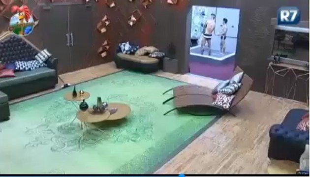 Mateus e Yudi cantam e tomam banho juntos - A Fazenda 6