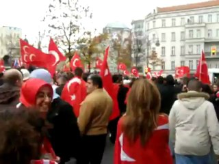 Alman Polisi Türk Bayrağını Alıyor !...