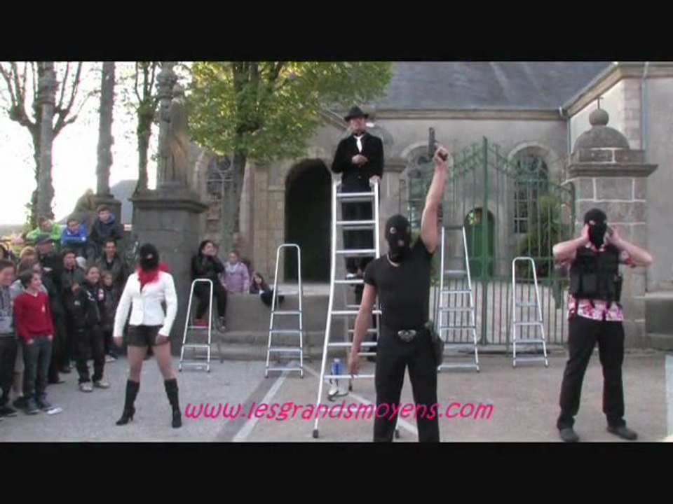 GREVE DU CRIME - les grands moyens (arts de la rue)