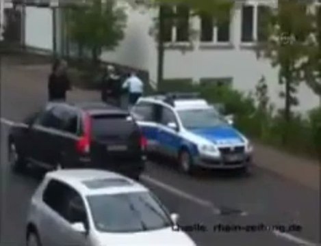 Alman Polis Tekme Tokat Arabadan İndirip Dövdü