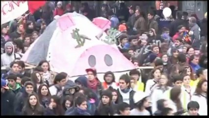 Police in Chile arrest students as education reform row...