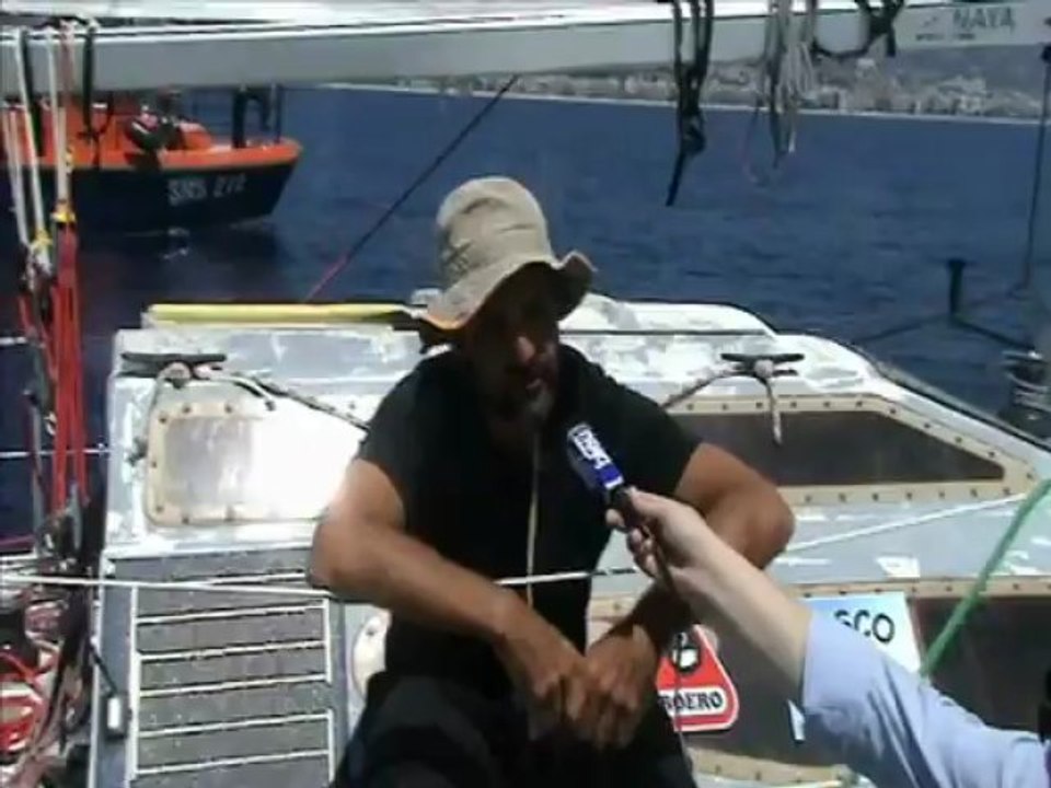 Oïkos et Stéphane Narvaez arrivent dans la baie des anges après avoir bouclé un tour du monde à la voile sans escale en solitaire et à l'envers - Version écolo - sans moteur