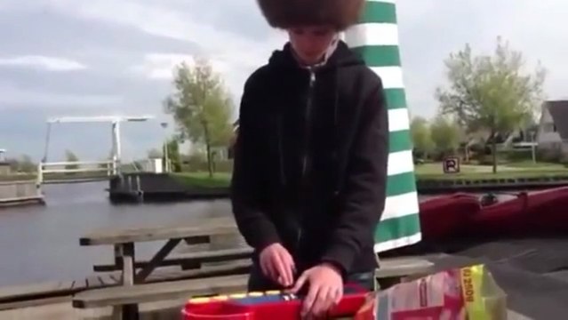 Jouer du Dubstep avec un jouet pour enfant