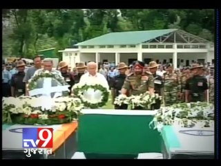 Télécharger la video: Tv9 Gujarat - Jawans killed in chopper crash in Uttarakhand honoured