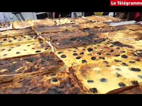 Entre Terre et Mer. Un far géant sur le parvis à Morlaix