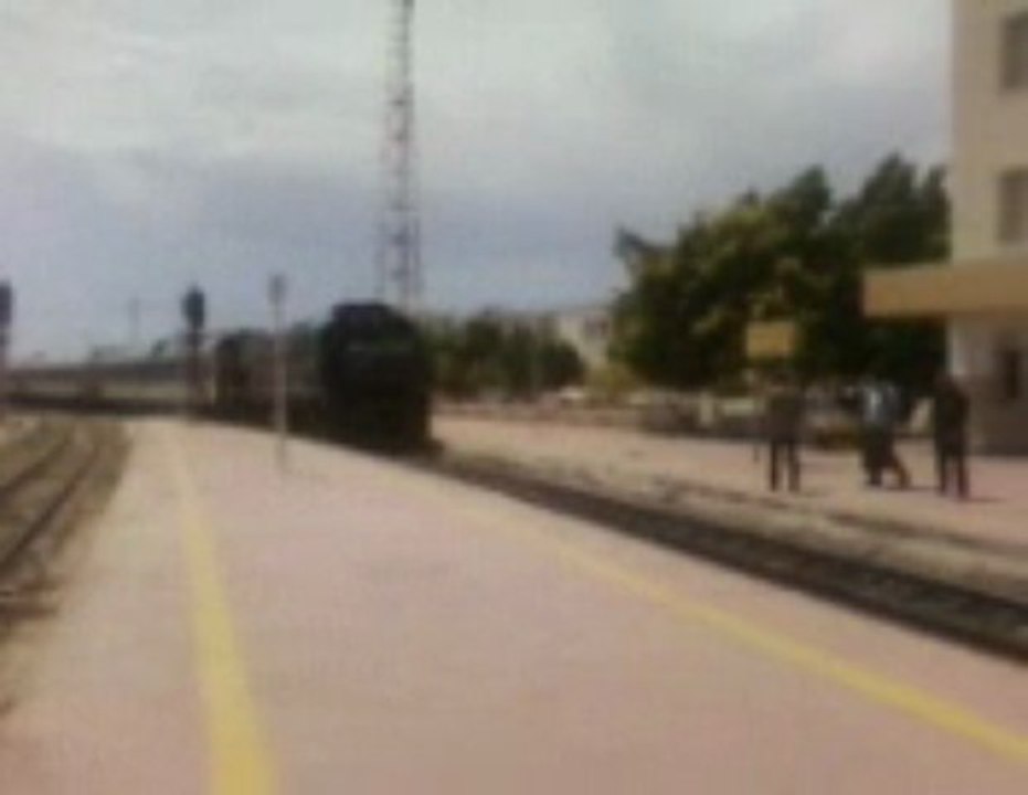 train sncft venant de gafsa et tozeur entre a la gare de sfax tunisie