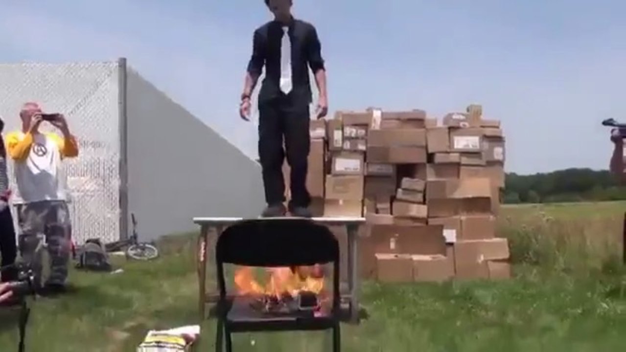 Faceplant sur une chaise