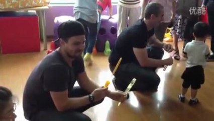 2013.06.28 Stephen Amell @ visite une école pour autistes à Shanghai