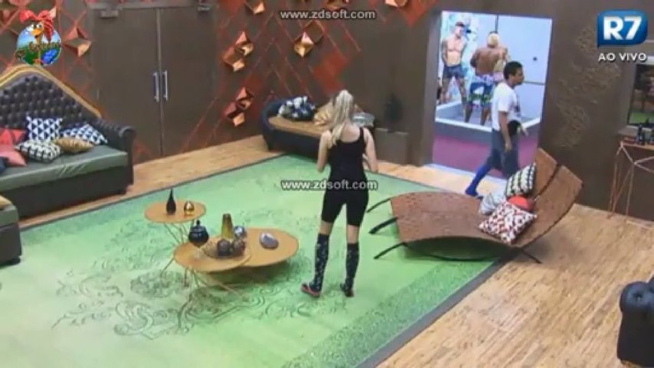 [11] Uma parte do banho do Mateus com a galera zuando o tombo. [26-06]