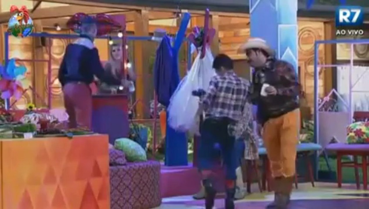 [14] Mateus e Bárbara barraca do beijo. [27-06]