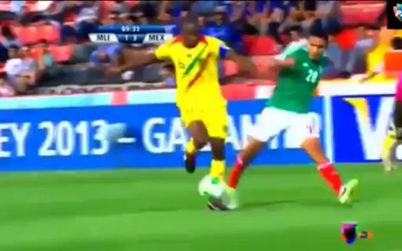 Football : Jesus Escoboza perd sa chaussure mais réussit quand même à marquer son but