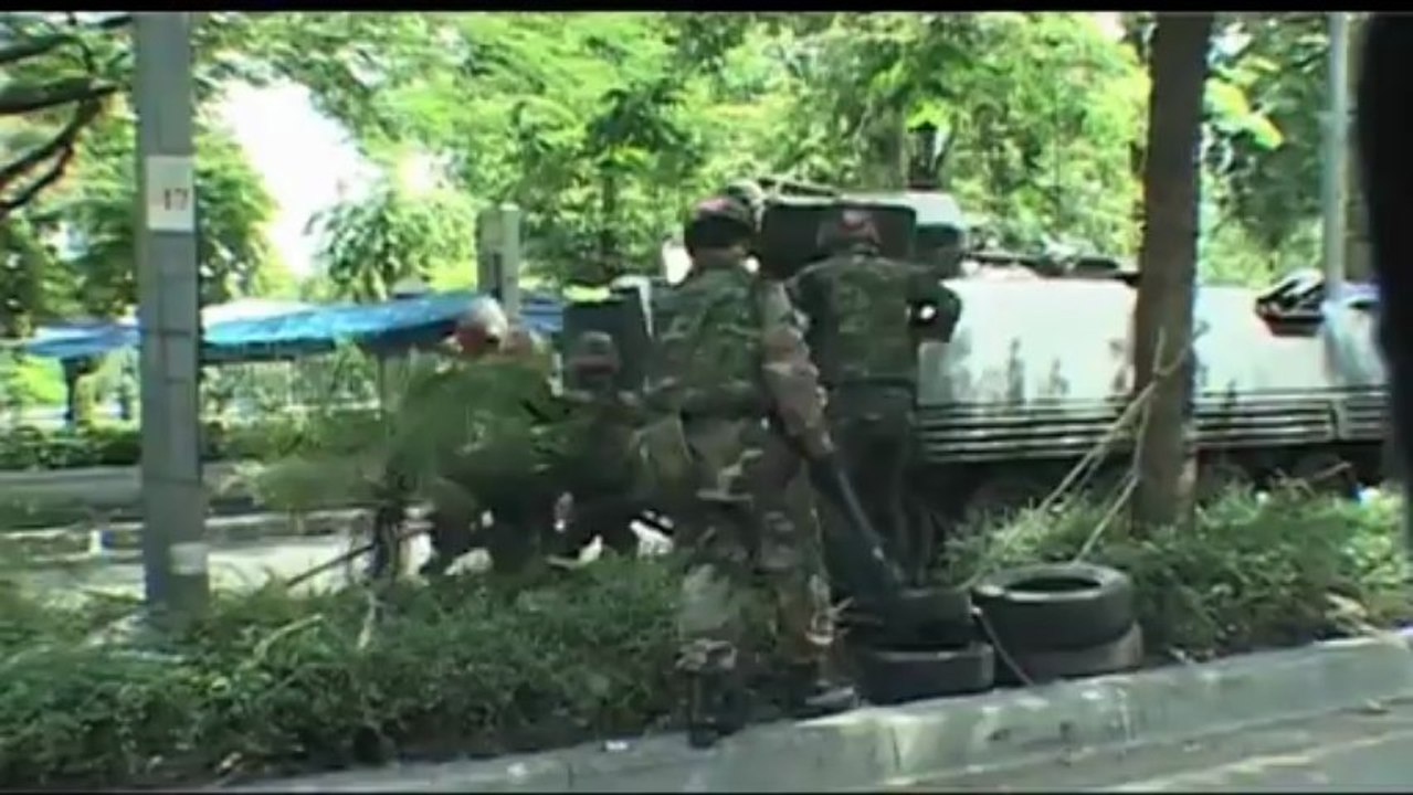 Bangkok (Thaïlande) 19/05/2010 Army enters camps of Red Shirts  © LTL News