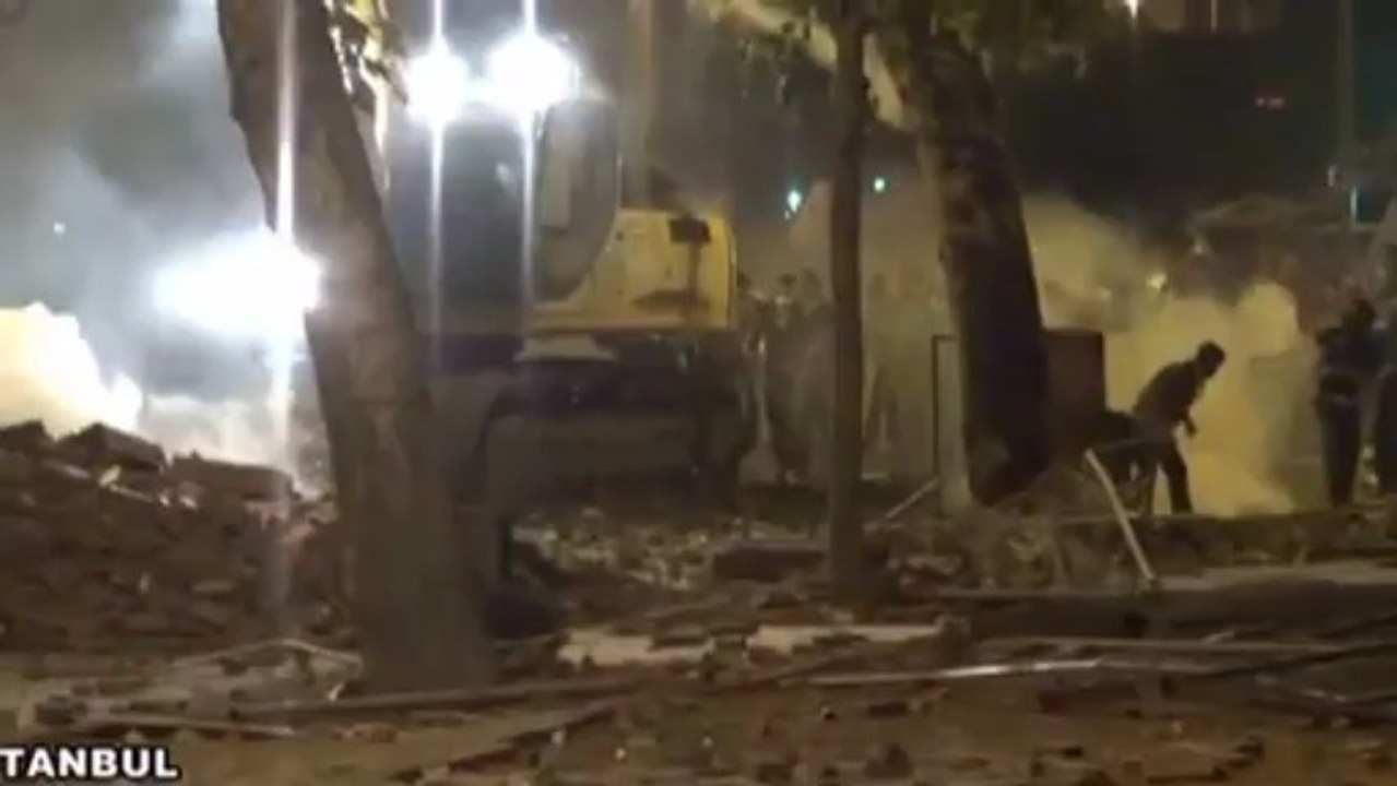 Sosyalist Taksim Dolmabahçe'de Gözü Dönmüş Vandallar