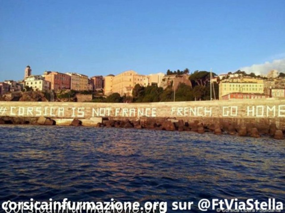 [Photos] #corse – Revendications tout’azimut sur les routes du Tour de France #TDF #CorsicaIsNotFrance #TDF2013