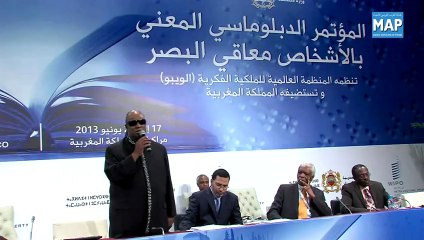 ندوة صحفية بحضورالمغني ستيفي وندرخلال المؤتمر الدبلوماسي المعني بالأشخاص ضعاف البصر 