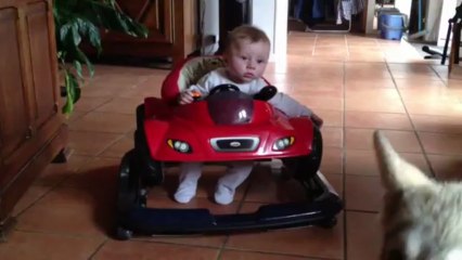 Clément dans son trotteur