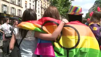 Des milliers de personnes pour la "Marche des fiertés à Paris"