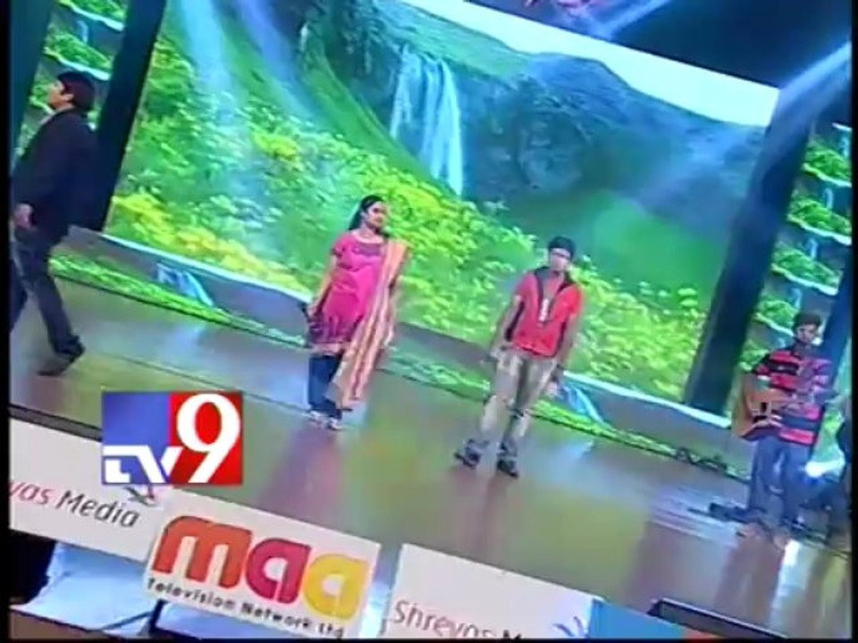Anu Anu chustu unte ninu song sung by singers Sai Charan and Bindhu @ Romance audio release