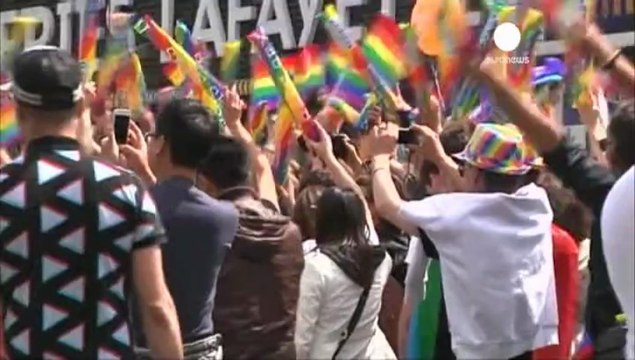 Gay Pride à Paris: les homosexuels français fêtent...