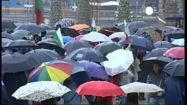 Bulgaria: in centinaia protestano contro corruzione e...