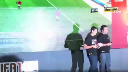 'Chicharito' es portada del FIFA '14 junto a Messi