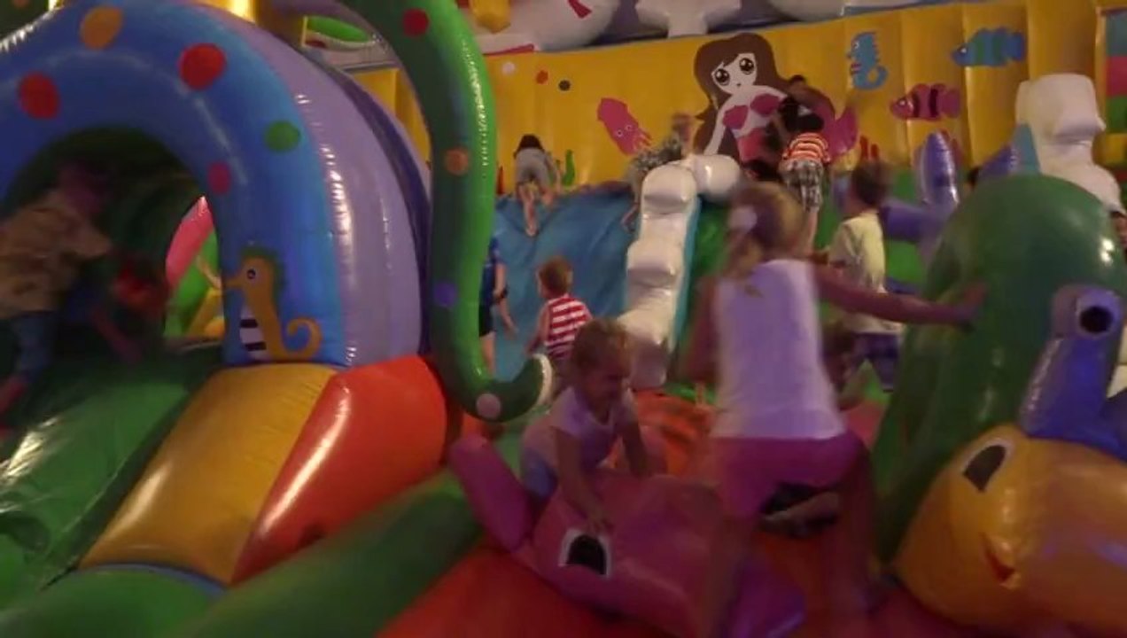 Liam ne se laisse pas faire dans le bouncy castle
