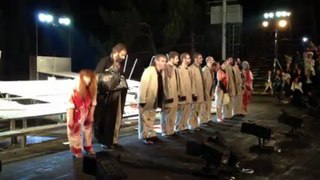 Το αποθεωτικό χειροκρότημα του κοινού πέφτοντας η αυλαία του Αγαμέμνονα του Αισχύλου, ΔΗΠΕΘΕ Κοζάνης, Υπαίθριο Θέατρο Κοζάνης-28.6.13