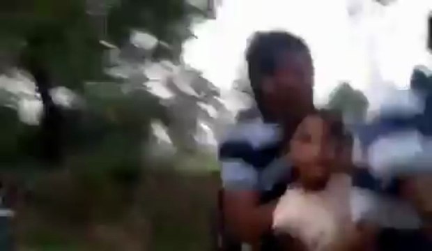 لڑکی خطرناک انداز میں موٹر سائیکل چلاتے ہوئے۔۔۔