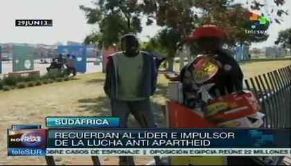 Barrio de Soweto se mantiene atento por la salud de Madiba