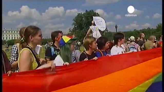 Russia mette al bando propaganda gay, scontri a San...