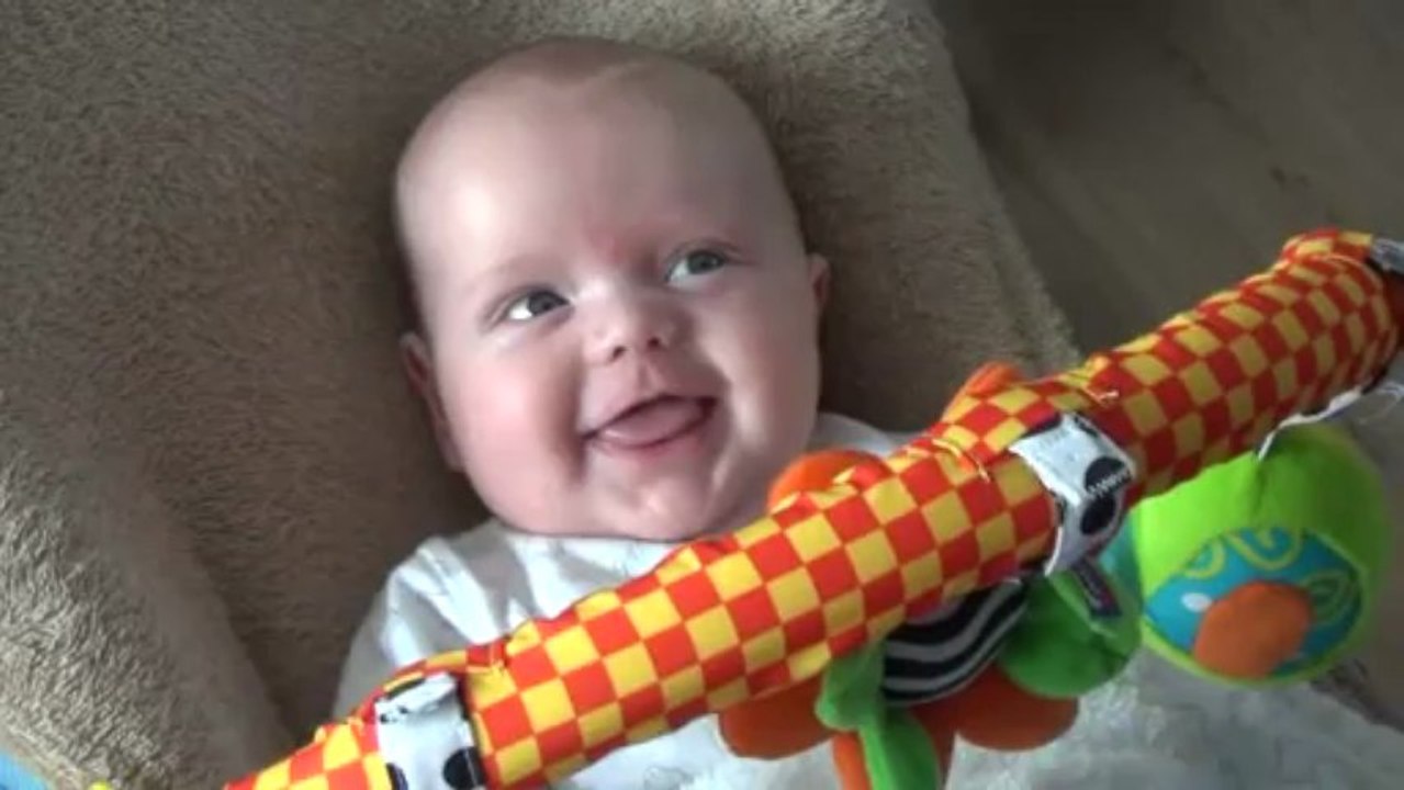 Mats voert een gesprek met vake over bloemetjes en bijtjes.