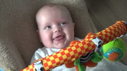 Mats voert een gesprek met vake over bloemetjes en bijtjes.