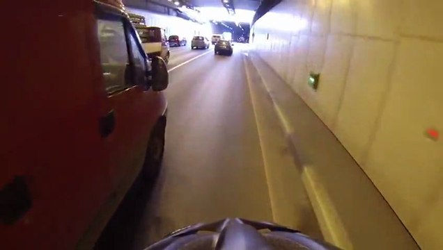 Cycliste fou en russie - il s'accroche au x voitures.