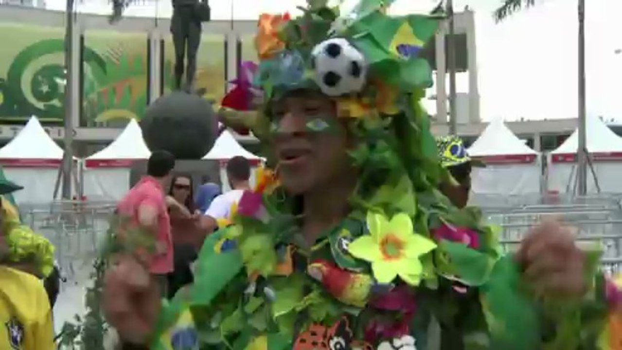 Torcedores vão fantasiados ao Maracanã