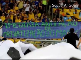Figurantes exibem faixa de protesto na Cerimônia de Encerramento da Copa das Confederações 2013