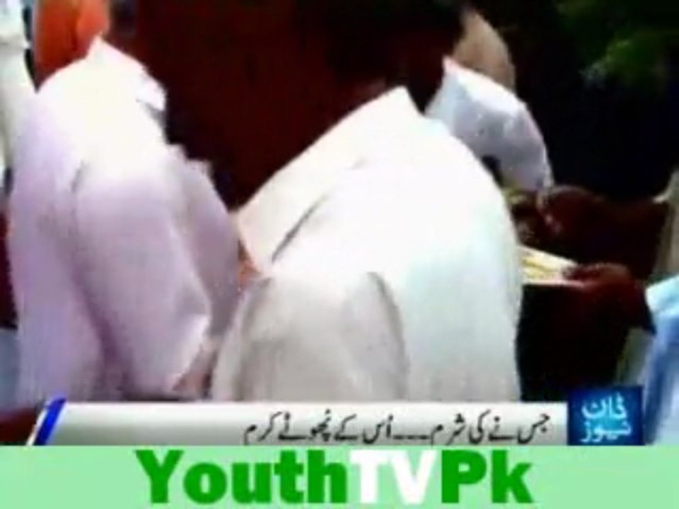 PMLN Worker's  attacked Food in Narowal Public Gathering