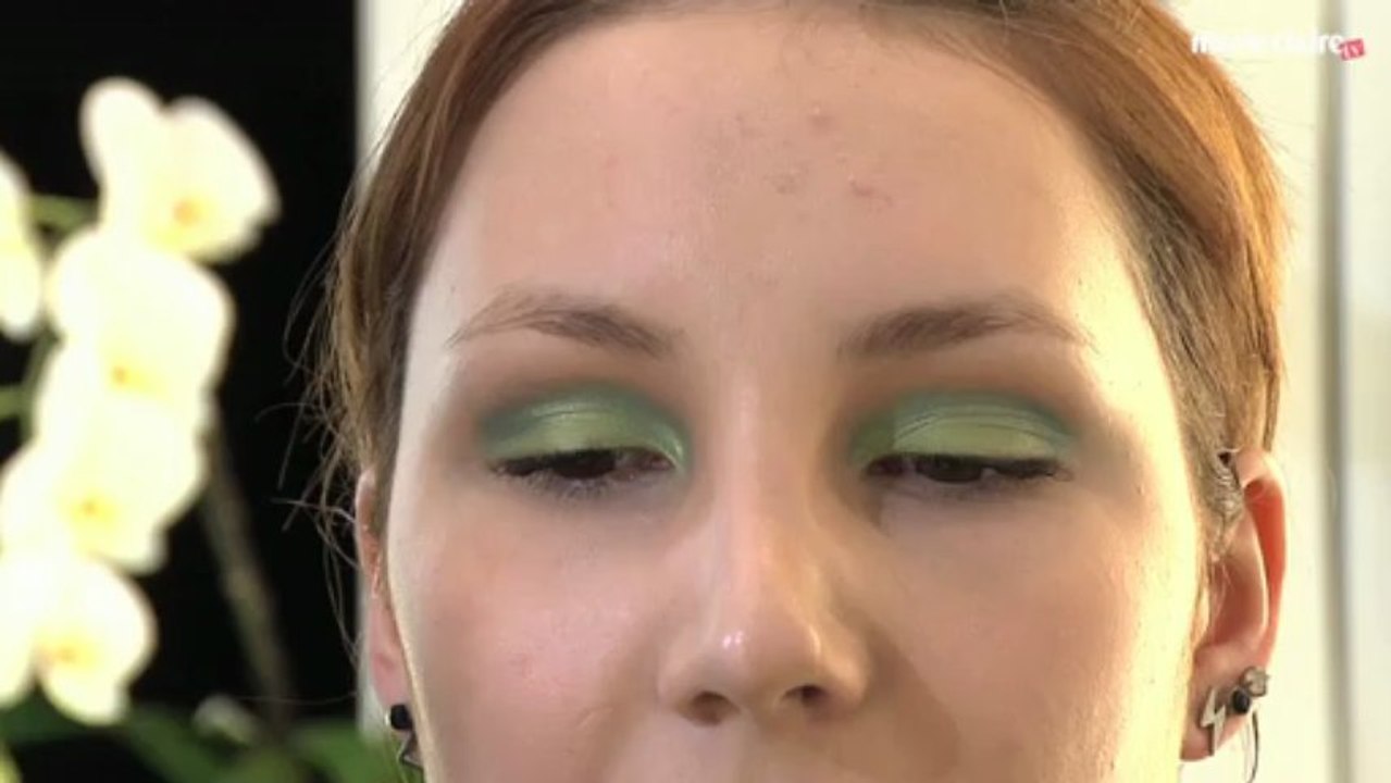 Tutoriel beauté : la pose de faux-cils et le maquillage pop avec Shu Uemura