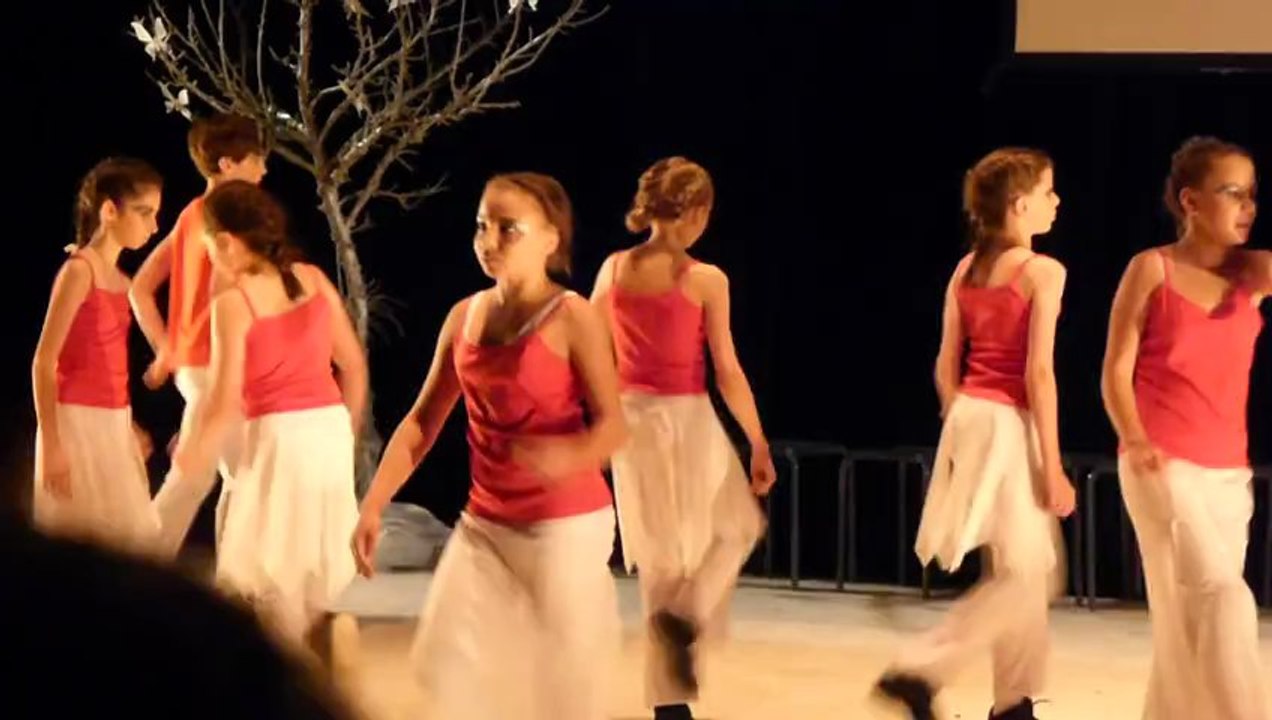 marie danse en rouge