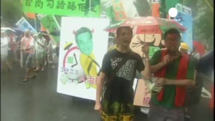 Protesta nell'anniversario a Hong Kong, migliaia...