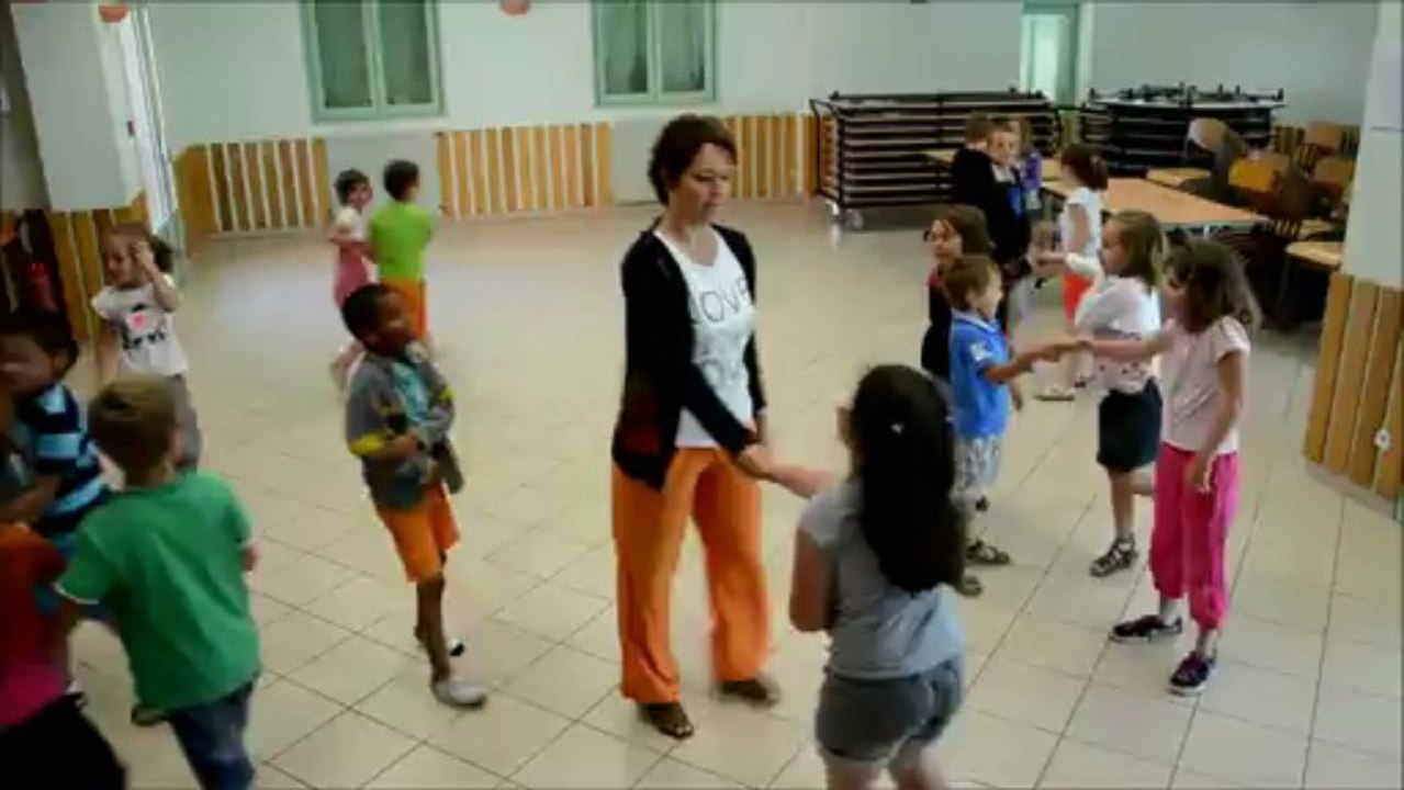 1. Danse folklorique. Ecole de St-Bénigne le 1er juillet 2013.