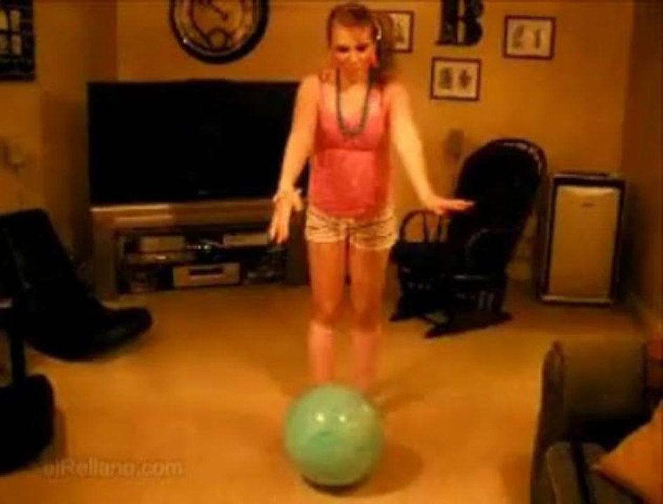 La blonde et  le ballon