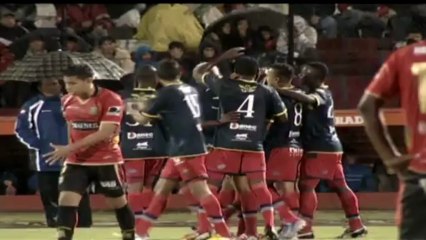 'Golazo' in Ecuador, saetta da 35 metri alla Seedorf!