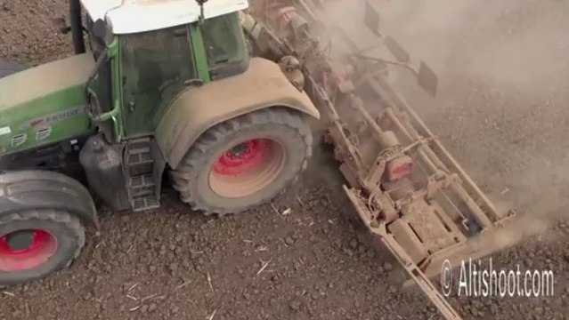 Préparation de sol avec une Herse rotative Maschio et un tracteur Fendt Vario 714