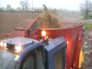 Salon aux Champs, la Cuma l'Orchidée présente sa désileuse