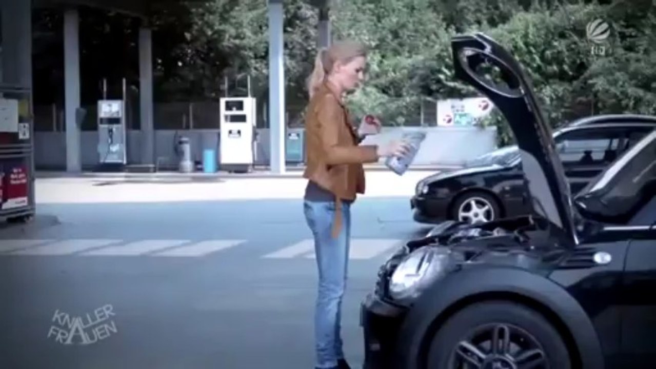 Une blonde met de l'huile dans le moteur